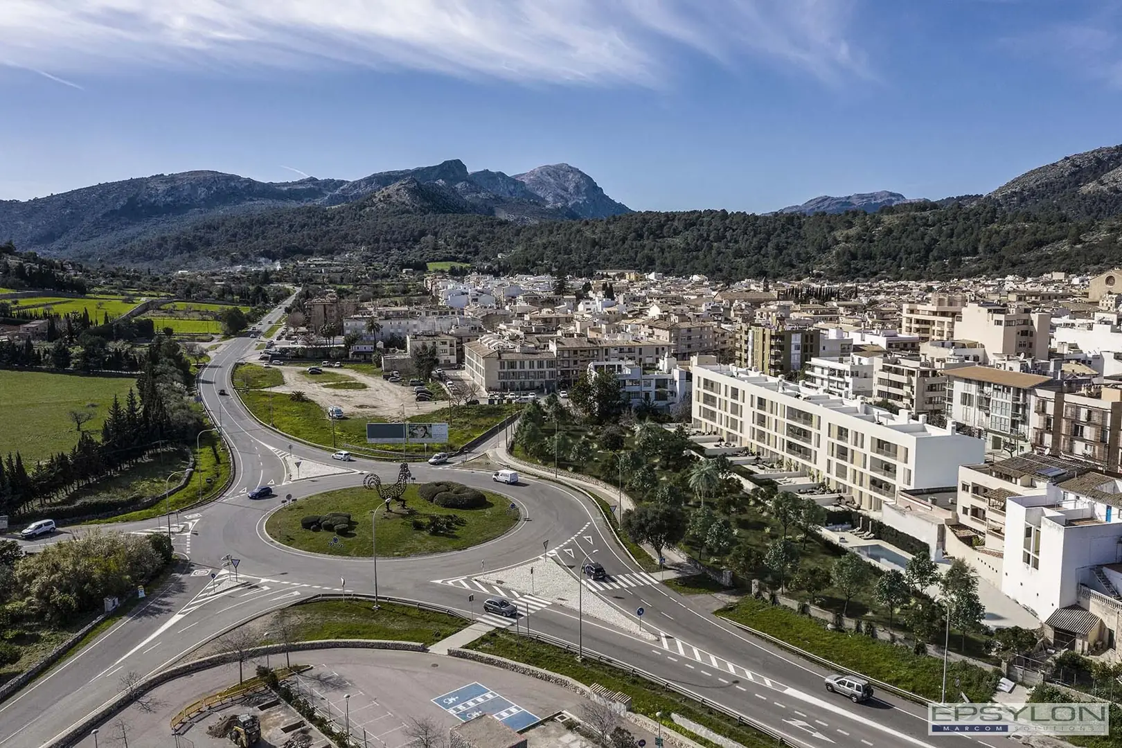 Vista aérea general mostrando la integración de una nueva promoción residencial moderna en el entorno urbano